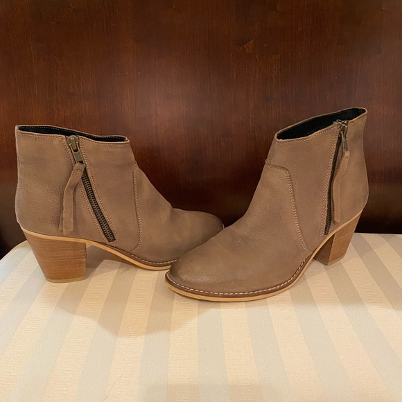 Urban Outfitters Faye Leather Ankle Booties - Picture 2 of 12